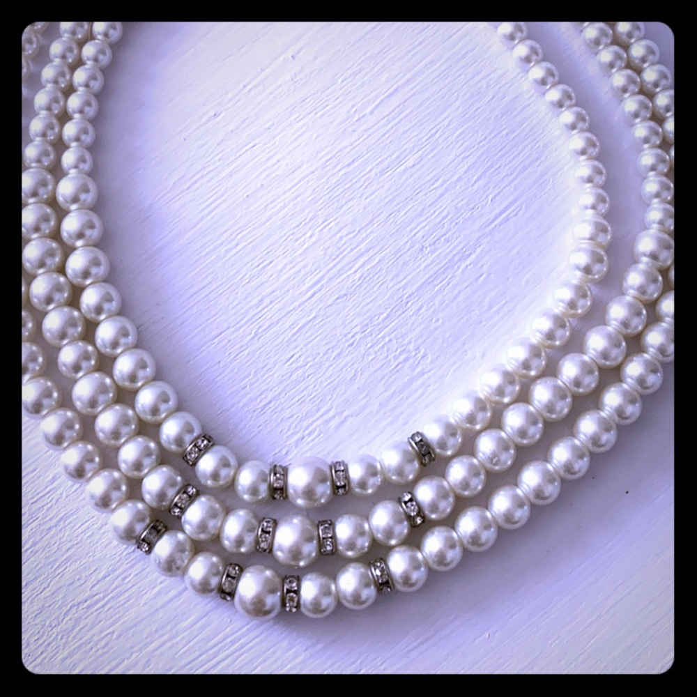Pearl necklace with rhinestones